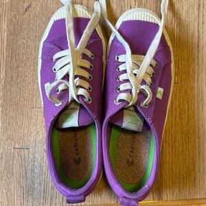 Cariuma OCA Low sneakers in a stylish shade of purple, size 7.5